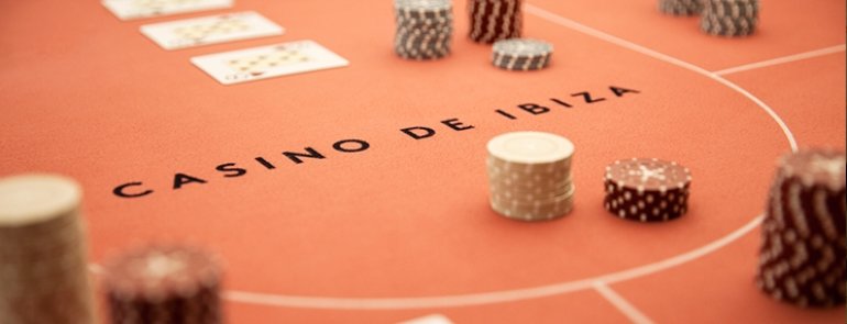 Игорный стол, на котором написано Casino de Ibiza